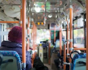 「どうぞお座りください」バスで若い女性に席を譲ったら激怒されたワケ。「私の行動は間違っていたかもしれません…」