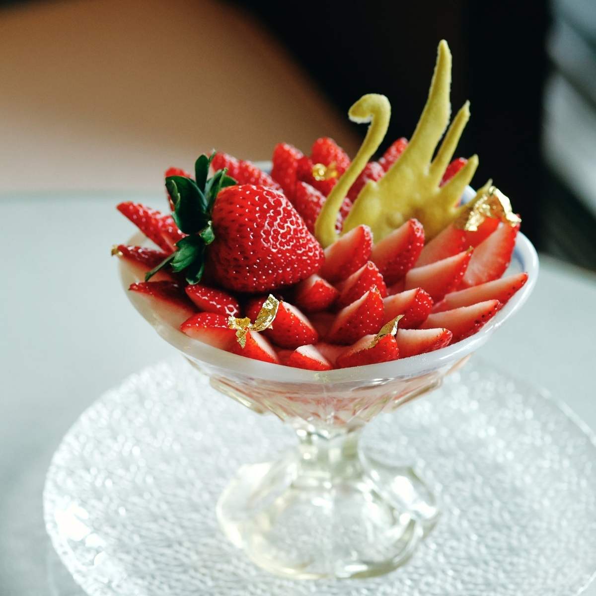 パレスホテル東京の「3種の苺パフェ」で旬のいちごを食べ比べ！いちごの波間に浮かぶスワンも愛らしいパフェ