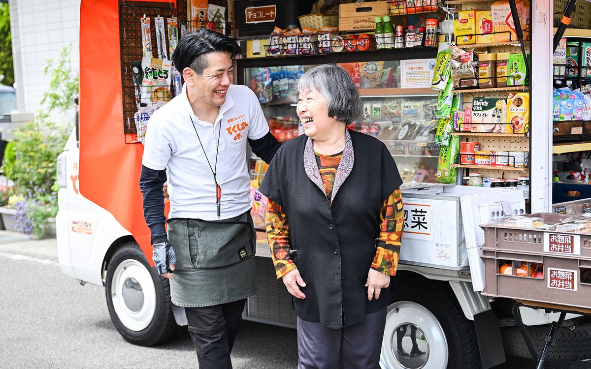 移動スーパーが高齢者の「見守り以上、介護未満」担うインフラに。10年で13倍に拡大、週2回の会話で詐欺防止もとくし丸