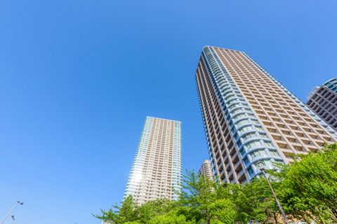 年収2000万円なら「タワマン住まいで高級車に乗り、子どもは小学校から私立受験」に“解像度低すぎ”とSNSで突っ込み多数！ 高年収でも“手取りは低い”？ リアルな生活レベルを確認