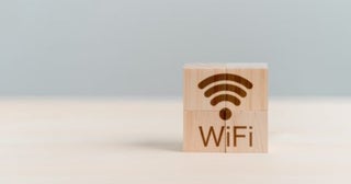 カフェや駅などの「無料Wi-Fi」をよく利用します。運営者はどのくらいの料金を払っているのでしょうか？