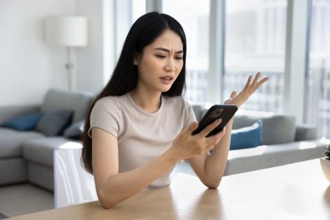 【26年10月から】再配達で「ナビダイヤル」に電話すると“30秒で22円”に！ 保留中も通話料がかかるそうですが“待ち時間が長い”のに酷くないですか!? どうにか安くならないのでしょうか？
