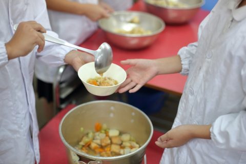 学級閉鎖で給食も数日間中止に…。「給食費の返金はしない」と言われたのですが、当日分はまだしも明日以降の給食費も返金されないのはなぜですか？