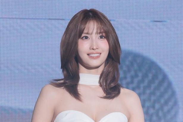 TWICE・モモ、チェック柄ブラウス×三つ編みヘアの“ナチュラル”な装いに「こういう着こなし惚れ直す」の声