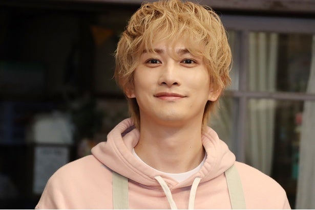 町田啓太「本番前にスッキリ」…小道具に書かれた“なぞなぞ”に挑戦する動画に「さすが」の声＜タツキ先生は甘すぎる！＞