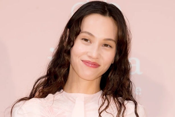 「ロングヘアで“ガーリー”に」…水原希子、フリルミニスカのキュートな笑顔姿に「きれいな希子ちゃん」の声