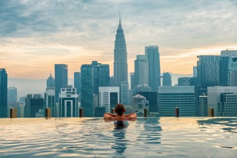 定年後はマレーシアへ移住し、プール付きのコンドミニアムで暮らしたいです。日本では手が届かないような住まいも、月10万円以内で借りられるのでしょうか？