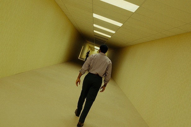 全米で大ヒットした映画『バックルームズ』を鑑賞。社会現象を巻き起こした超必見の不条理スリラー！