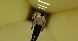 全米で大ヒットした映画『バックルームズ』を鑑賞。社会現象を巻き起こした超必見の不条理スリラー！