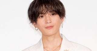 八木勇征、しゃがみ込んで見下ろす視線に思わず目を奪われる…暗がりなショットに「刺さる」「メロすぎ」とファン悶絶の声
