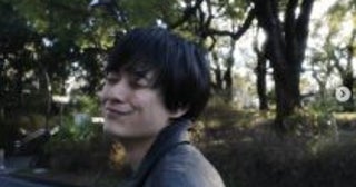 「うわぁ」「カッコよすぎる」祖父は“超有名CM”に長年出演の名優。25歳俳優の惚れ惚れする才能とは
