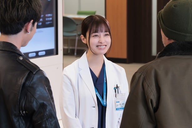 橋本環奈“湖音波”、天才カリスマ医師・森崎ウィン“神崎”と患者の手術をめぐり対立＜ヤンドク！＞