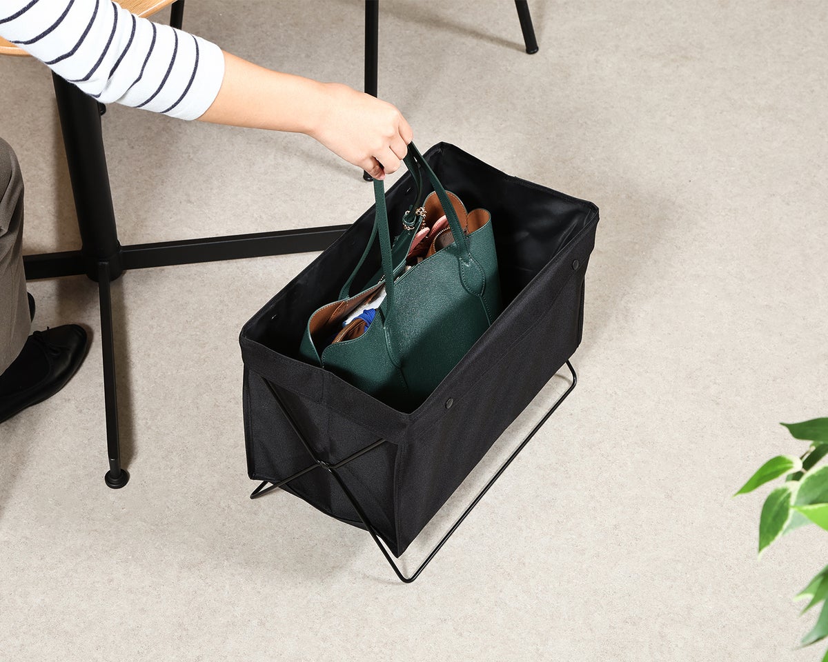 こういうのを待ってた！来客時の「荷物どこ置く？」を解決！超コンパクトに畳める“浮く”荷物収納が新登場