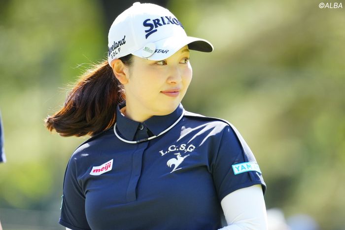 小祝さくらが公式グッズを手にTWICEのライブへ！ 仲良し女子3人でオープンウィークを大いに楽しむ
