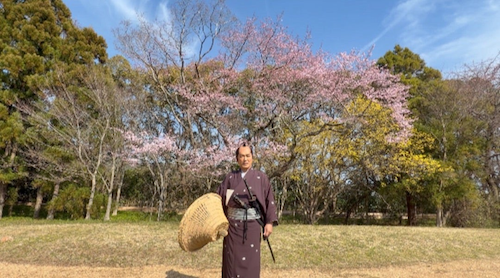  高橋克典、満開の桜に包まれた“大岡越前守忠相”の撮影オフショ 