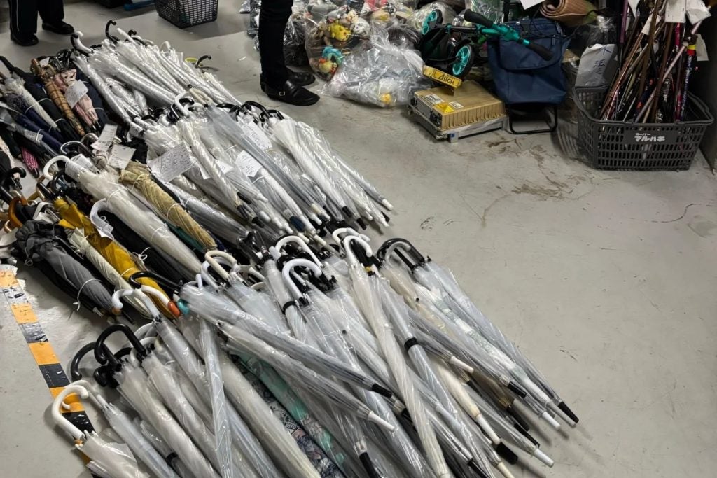 傘の忘れ物は年間推定328万本経済損失は年間約66億円規模に