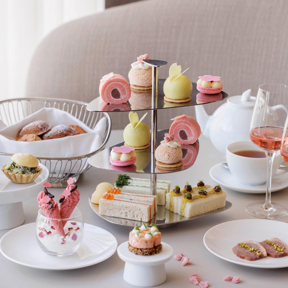 フォーシーズンズホテル丸の内 東京の「桜 アフタヌーンティー」。桜ロールケーキや桜マカロンなど春色スイーツが満載！