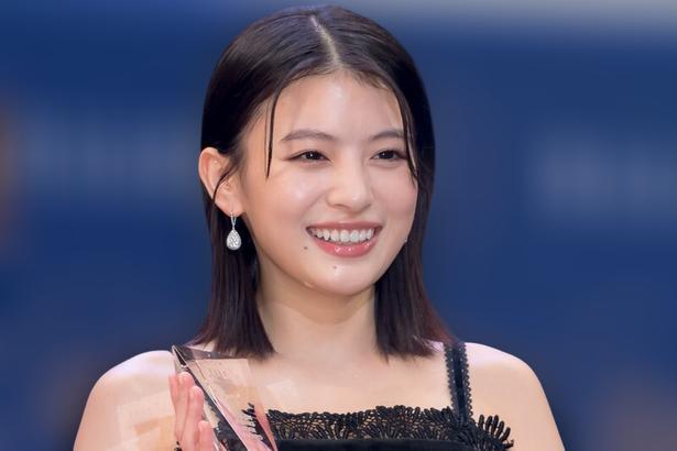 出口夏希、ノースリーブワンピ×まとめ髪の大人っぽいショットに「かわいいを通り越して美しすぎる」の声