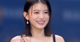 出口夏希、ノースリーブワンピ×まとめ髪の大人っぽいショットに「かわいいを通り越して美しすぎる」の声