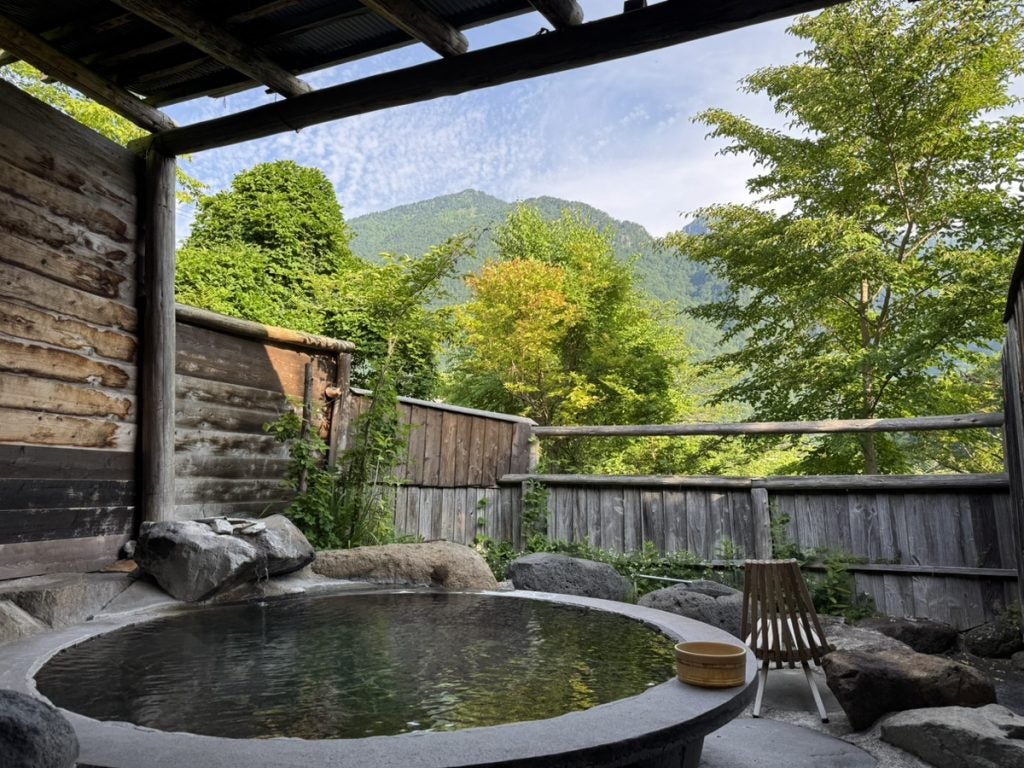 奥飛騨の自然と掛け流しの硫黄泉飛騨牛や朴葉味噌も味わえる素朴な宿「奥飛騨温泉郷 旅館 焼乃湯」【コラム：おんせん！オンセン！温泉！】