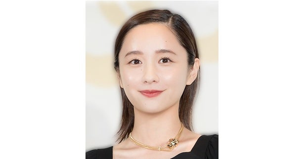 「久しぶりの私服」堀田真由、ブルーのデニムのシンプルな“私服”コーデに「大人っぽくてかわいい」の声