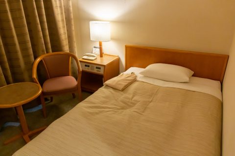 【注意喚起】年末年始に泊まったシティホテル、部屋に友人を招いたらチェックアウト時に“3000円の追加料金”を請求された！ 友人は宿泊していないのになぜ……？