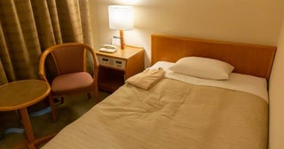 【注意喚起】年末年始に泊まったシティホテル、部屋に友人を招いたらチェックアウト時に“3000円の追加料金”を請求された！ 友人は宿泊していないのになぜ……？