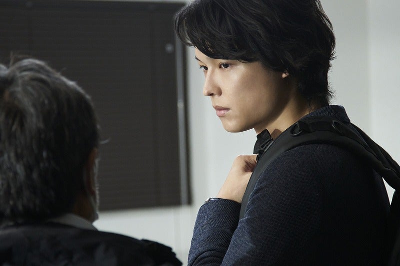 「白鳥とコウモリ」松村北斗＆今田美桜が語る岸善幸監督の現場と新メイキング写真