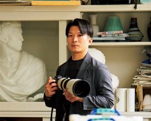 「亡きがらをツノに絡ませたシカ」で日本人初の快挙。それでも「写真はあくまで趣味」北海道の高校教師が明かした本音