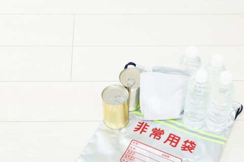 私の住んでいる地域では、自治会費を払っていない住民にも「防災備蓄品」を配るそうです。水や食料は会費で購入していますが、不公平ではないのでしょうか？