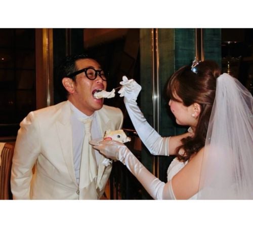  ココリコ遠藤の妻、懐かしのウエディングショット公開 