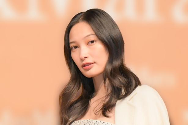 大政絢、小さな赤いバッグ越しに見せる眩しい笑顔に「美しすぎ」「かわいい」と反響