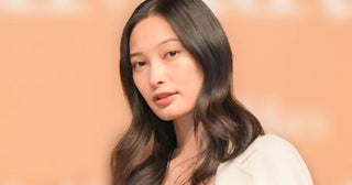 大政絢、小さな赤いバッグ越しに見せる眩しい笑顔に「美しすぎ」「かわいい」と反響