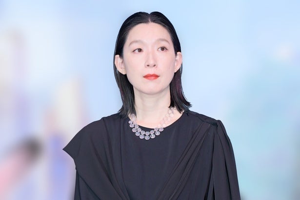 江口のりこ＆段田安則、ベンチに並んで座る大人カッコいい姿…「素晴らしい演技だった」の声＜再会〜Silent Truth〜＞