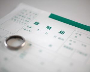 定年退職の日に帰宅したら“離婚届と置き手紙”が…夫が妻から受けた「哀しすぎる報告」