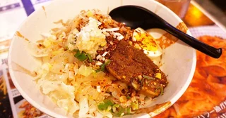 【油泼麺（ゆぽうめん）】神田の本格中華料理店で出会った絶品初耳麺料理を、紹興酒とともに：パリッコ『今週のハマりめし』第255回