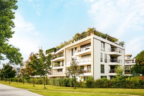 就職を機に「家賃10万円」の物件に引っ越しましたが、今になって高いと感じています。家計的に見直した方がよいでしょうか？
