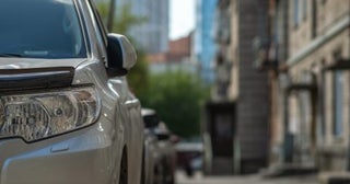 子どもの習い事の送迎で「クラウン」や「アルファード」をよく見かけます。子育て世帯には高すぎる車に思えるのですが、実際は年収が高い家庭が多いのでしょうか…？