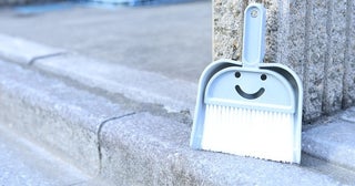 コロコロ超え！？階段の隅やサッシのほこり、髪の毛をごっそり取る「ほうき×ガムテープ」の裏ワザ