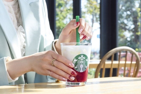 スタバ新作はごろっといちご＆つぶつぶチョコ！オンラインでコラボレーションネイルも登場