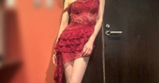 芹那41歳、“背中ざっくり”真っ赤なドレス姿に「美しすぎる」「スタイル抜群」ファン驚き