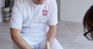 大企業のサラリーマンが「日本一有名な足ツボ師」になるまで…大ブレイクの裏側には“人気芸人との知られざる絆”