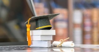 大学生の息子が卒業後「大学院」に進学したいと言っています。大学院の学費のために、奨学金は利用できますか？