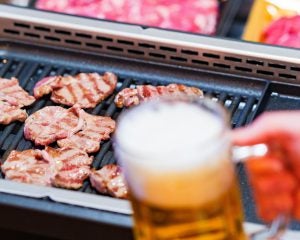 SNSで話題になった「ビールとジンギスカンは食べ合わせが悪い」は本当？専門医が明かす真相と、真夏の飲酒に潜む意外な盲点