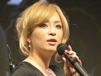 浜崎あゆみ47歳、キッズサイズのTシャツで美スタイル全開「チビTぽく着ても可愛い！」と笑顔