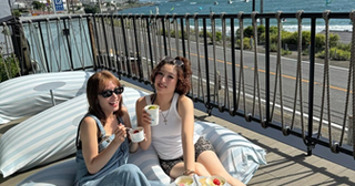  新山千春 娘もあと鎌倉へ…海の日に親子chillタイム満喫 