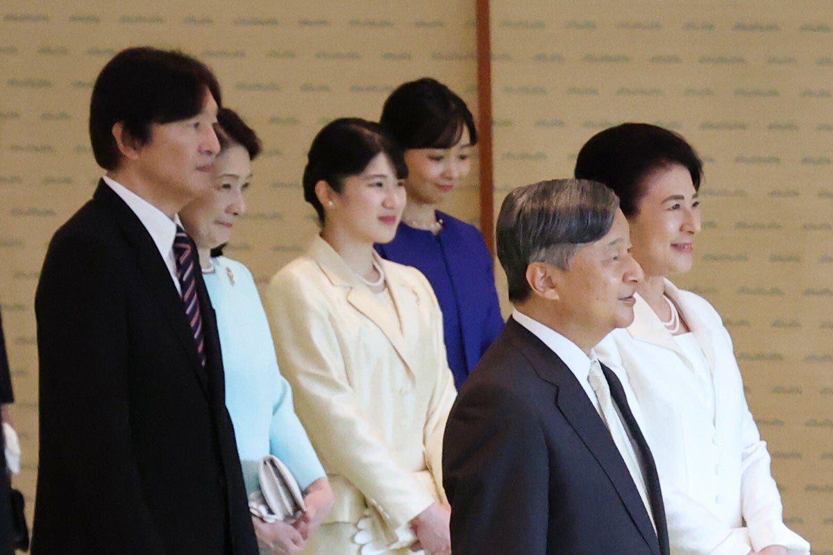 《気品がすさまじい》宮中茶会でクリーム色とブルーが“映えた”！愛子さま、佳子さまの“美の競演”