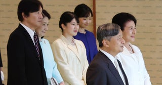 《気品がすさまじい》宮中茶会でクリーム色とブルーが“映えた”！愛子さま、佳子さまの“美の競演”