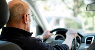 70代の父は「車がないと不便」という理由で免許返納を考えていません。自主返納したら特典があるなどのメリットはないのでしょうか？