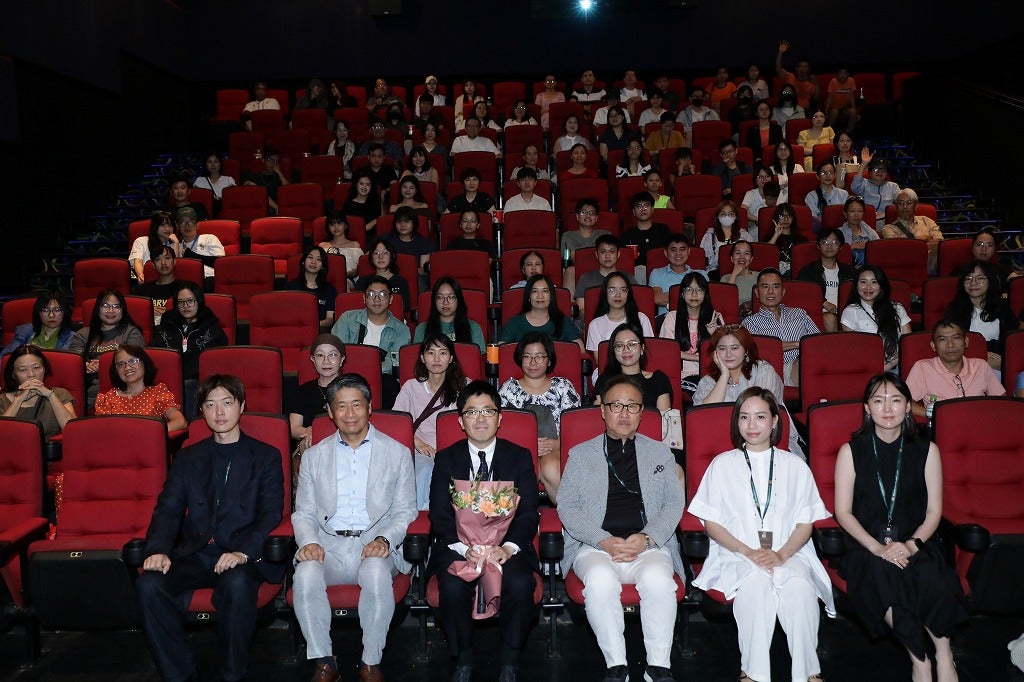 美輪明宏さんが語りを務めた「長崎閃光の影で」ダナン・アジア映画祭で上映、「なぜ今、戦争映画をつくるのか」ベトナムの観客から活発な質問